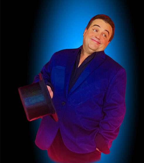 Bibi-schott est un humoriste pour adultes avec son show de variétés original.
magicien , ventriloque, transformiste, homme-orchestre unique en France