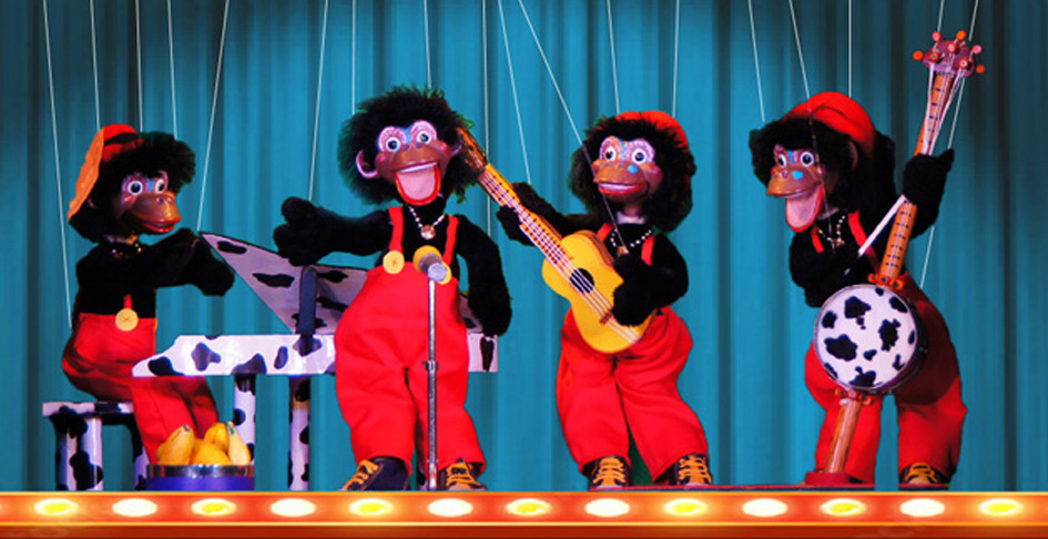 singe à fils , des marionnettes de Bibi Schott artiste de variétés pour enfants, ventriloque et clown