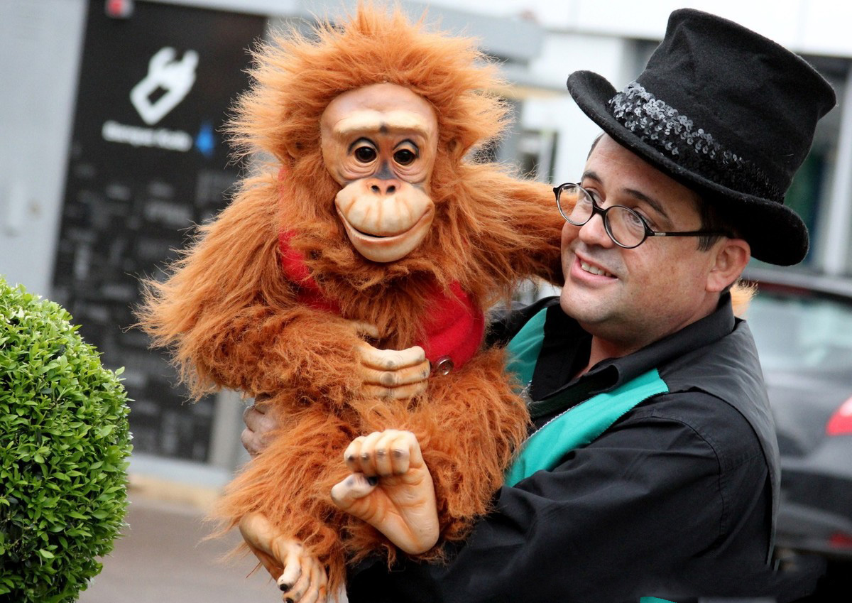 ventriloque, Bibi-schott, humoriste, spectacle de rue, magicien, Clown, Marionnettes à fils, noël, spectacle enfants, spectacle adultes, Homme-orchestre, animation de rue,